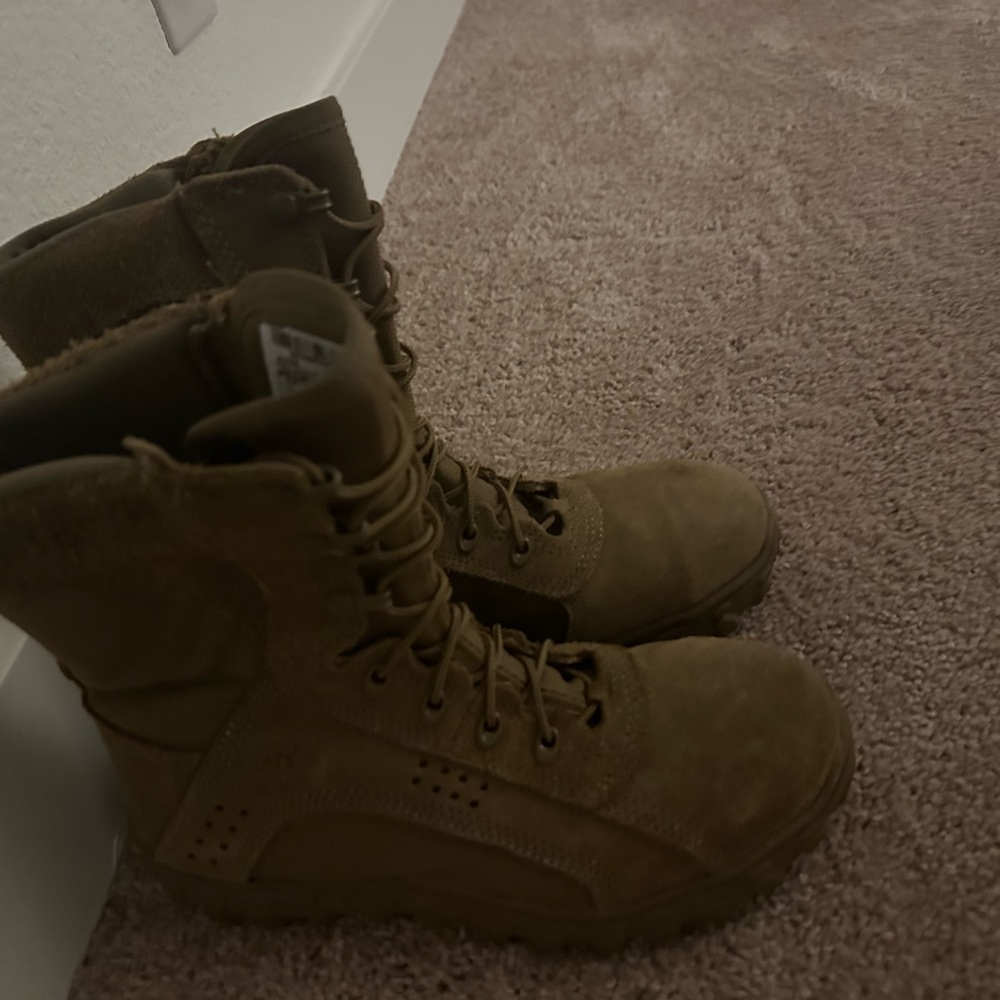 Rocky boots perfect conditions rarely worn women’s size 8. Men’s size 6.5.